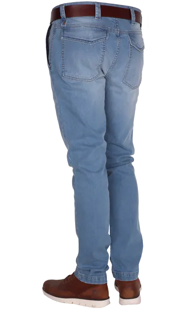 Leichte stretch jeans mit seitentaschen und einer verschliessbaren gesaesstasche