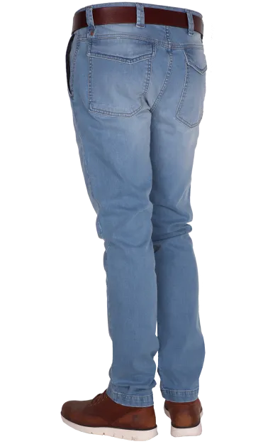Leichte stretchjeans mit seitentaschen und verschliessbarer gesaesstasche